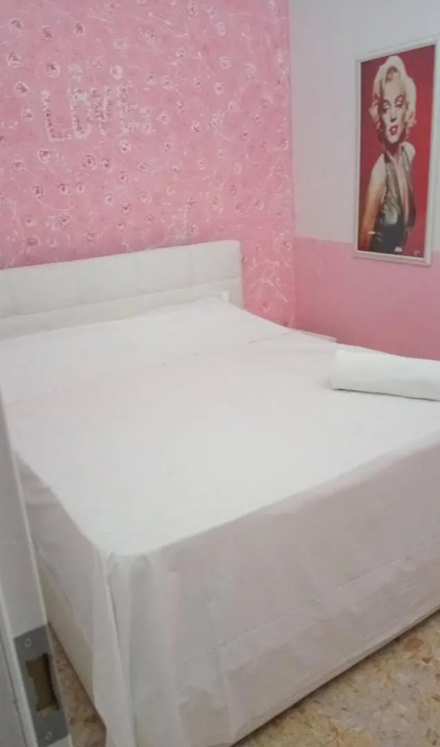 Tangueu Room 74 Napoli 0*,  Italia